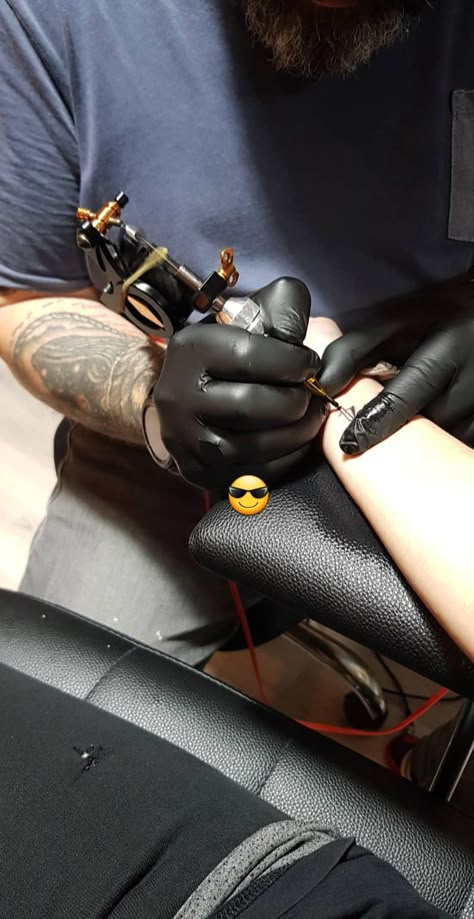 Pap Tato, Getting Tattooed Aesthetic, Tattoo Prank, Tattoo Making, Boy Snaps Pic, Fake Tattos, Single Cab Trucks, Friendship Photoshoot, Twitter Backgrounds