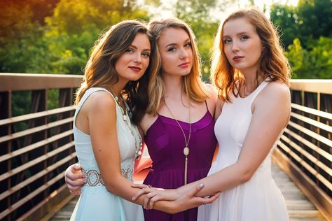 Three Sisters. Beautiful Family Portrait  and Posing for Siblings. Sibling Photography Poses, Sisters Photoshoot Poses, Sister Photography, Sister Poses, Sibling Poses, Friendship Photoshoot, Sibling Photography, Sister Pictures, Sisters Photoshoot