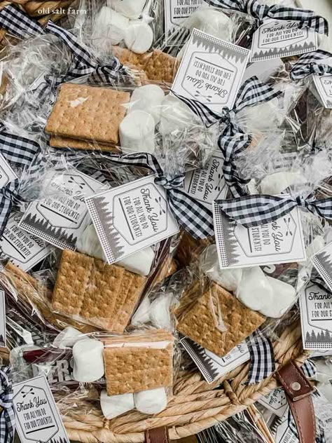 DIY S'mores Stations Individual Smore Packages, S’more Packaging, S’mores Packages, S’more Kits Diy, S’mores To Go, S’mores For Wedding, S’more Kit Ideas, Smores Kits Favor, S’mores Station Ideas