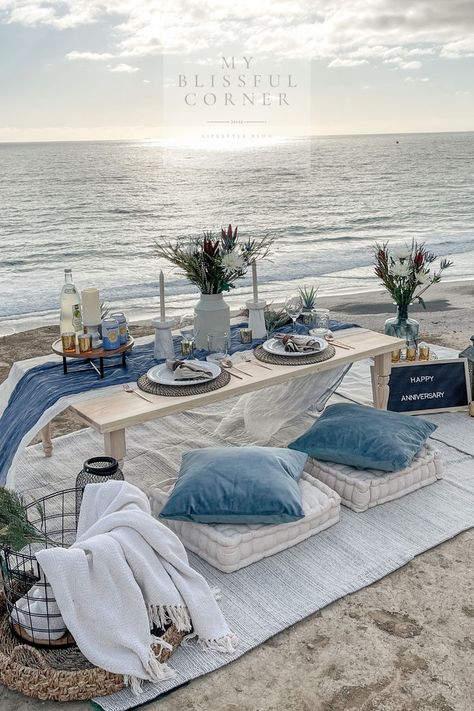 luxury picnic Diy Picnic Set Up, Beach Picnic Setup, Gender Reveal Picnic, Picnic Romantico, Luxury Picnic Setup, Beach Picnic Date, Beach Picnic Ideas, Dog Retreat, Beach Picnic Aesthetic