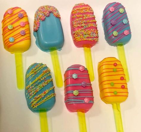 🧁 Sweet Tooth Mamas, LLC 🍪 on Instagram: "We hope these neon cakesicles brighten your day! 💙💚💛🧡❤️💜 #cakesicles #cakesiclesofinstagram #neon #baking #bakingmoms #bakingtherapy #sweettooth #sweettoothsatisfied #sweets #sweettoothmamas #homebaking #homebaker #homebakery #homebakingrocks #homebakingisthebest #homebakingbusiness #smallbusiness #bakery #floridamoms #floridabakery #supportsmallbusiness #tampabusiness #stpetesmallbusiness #supportsmallbusinessestb #momboss" Queens Birthday Cake, Neon Cakes, Queen Birthday, Baking Business, Home Bakery, Neon Party, Home Baking, Brighten Your Day, Sweet Tooth