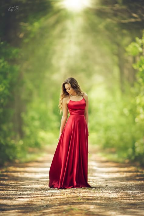 Female Outdoor Poses, Photoshoot Gown Ideas, Poses On Dress, Poses In Gowns, Women Birthday Photoshoot Ideas Outdoors, Female Prom Poses, Prom Photo Shoot Ideas, Poses In Dress Ideas, Poses In Long Dresses