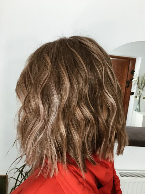 Light Wave Short Hair, Short Brown Hair Beach Waves, Shorthair Curls Waves, Wavy Beach Hair Short, Short Hair Crimped Hairstyles, Short Hairstyle Women Beach Waves, Curled Hair For Short Hair, Beach Wavy Hair Short, Light Curls Short Hair