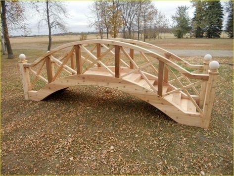 Garden Bridge Design, Backyard Bridges, Bridge Ideas, Pond Bridge, Simple Garden, Wooden Bridge, Lan Can, Bridge Design, Backyard Projects