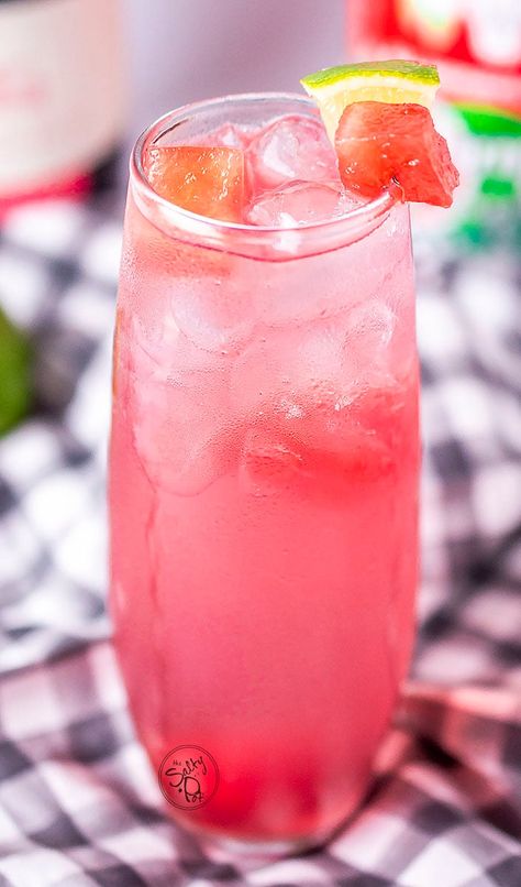 Watermelon vodka punch in a tall frosty glass with watermelon chunks and lime around the rim. Watermelon Vodka Mixed Drinks, Watermelon Pucker Drinks, Watermelon Vodka Drinks Recipes, Watermelon Moonshine Recipe, Raspberry Lemonade Vodka, Watermelon Vodka Drinks, Smirnoff Watermelon, Vodka Watermelon, Tailgate Treats