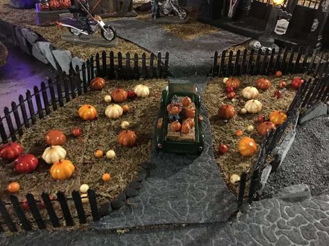 Spookytown Display Diy, Haunted Halloween Village Diy, Diy Halloween Mini Haunted House, Spookytown Display Ideas, Miniature Halloween Village Diy, Diy Halloween Town Display, Halloween Miniature Village, Diy Mini Graveyard, Spooky Village Diy