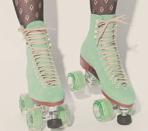 Green Roller Skates, Roller Skating Outfits, Quad Roller Skates, Roller Skate Shoes, Derby Girl, Roller Disco, Skate Girl, Roller Skaters, Dr Shoes