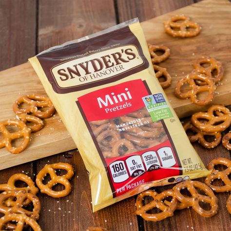 Snyder's of Hanover 1.5 oz. Mini Pretzels - 60/Case - The Restaurant Store Fat Free Snacks, Pretzel Bags, Concession Stands, Cafeteria Food, Bite Size Snacks, Make Hummus, Snack Pack, Mini Pretzels, Store Snacks