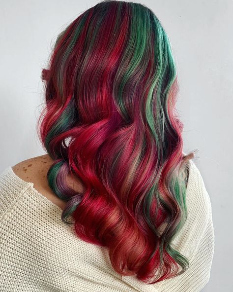 Christmas Day Ideas, Red Hair Tips, Christmas Hair Color, Pretty Brown Hair, Multi Colored Hair, Hair Tinsel, Hair Color Crazy, Hair Color Purple, Fantasy Hair