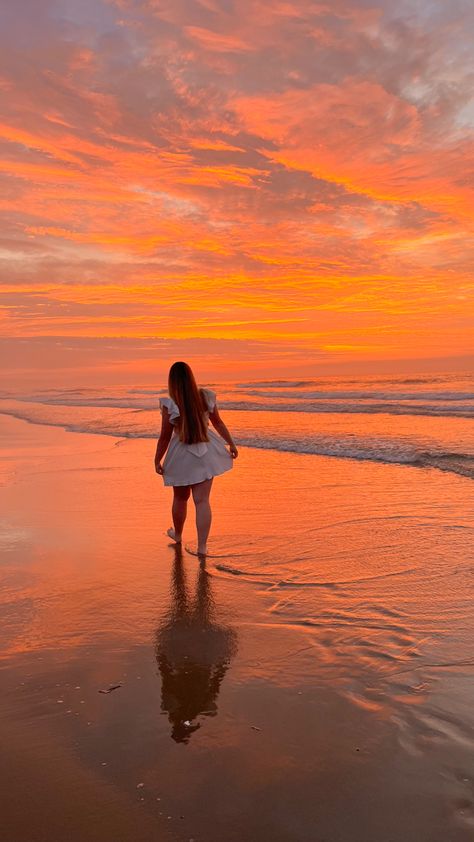 One Person Picture Ideas, Sunset Photo Ideas, Sunrise Photoshoot Ideas, Sunrise Poses Photo Ideas, Sunset Photoshoot Ideas On The Beach, Sunrise Pictures Poses, Sunset Poses, Sunrise Beach Pictures Photo Ideas, Beach Sunrise Photoshoot Ideas