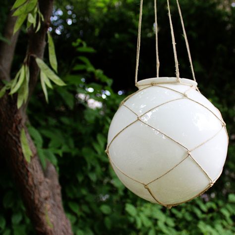 Glass Globes Crafts, String Lanterns, Luminaria Diy, Candle Upcycle, Solar Light Crafts, Glassware Crafts, Hantverk Diy, Globe Crafts, Diy Outdoor Lighting