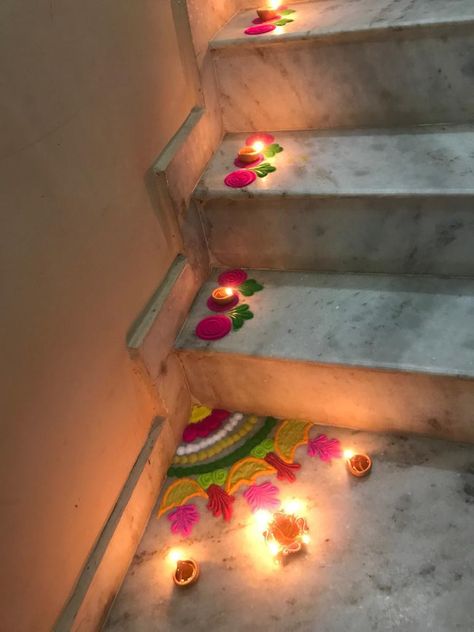 Diwali Rangoli For Stairs, Rangoli Designs For Stairs Corner, Corner Decoration For Diwali, Rangoli Design For Corner, Corner Flower Rangoli, Rangoli Designs For Stairs, Diwali Corner Decoration, Rangoli Corner Design, Rangoli For Corner