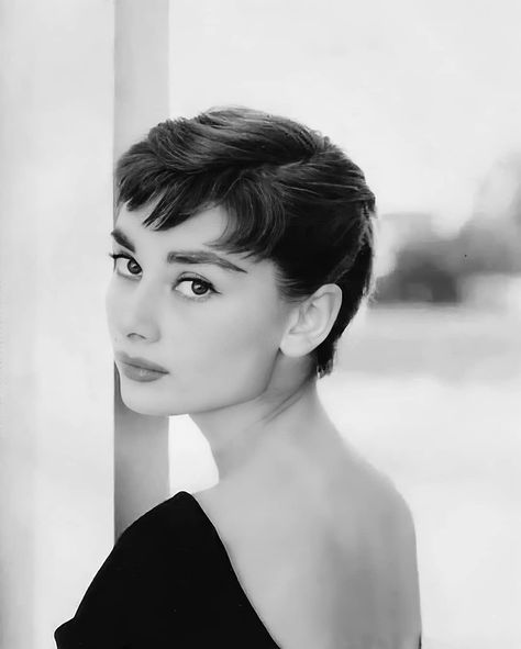 Audrey Hepburn Pixie, Audrey Hepburn Hair, Jewellery Model, Aubrey Hepburn, 1000 Faces, Audrey Hepburn Photos, Baby Bangs, Audrey Hepburn Style, Hepburn Style