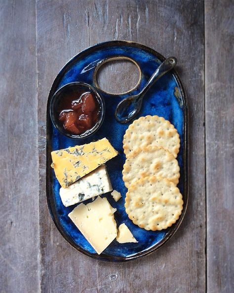 Pottery Ideas Handbuilt Serving Trays, Ceramic Cheese Platters, Cheese Board Ceramic, Handbuilt Pottery Ideas, Ceramic Charcuterie Board, Clay Platter, Cheese Platter Presentation, Ceramic Cheese Board, Ceramica Ideas