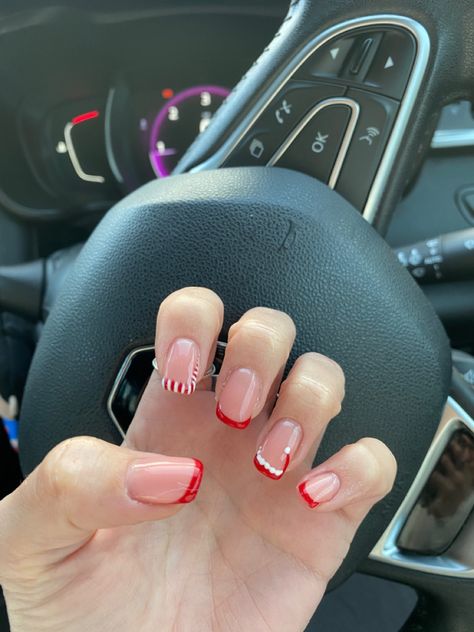 Cute Christmas Nails Acrylic Short Square, Candy Cane And Santa Hat Nails, Square Santa Hat Nails, Xmas Gel Nails Short, Gel Manicure Short Nails Natural, Biab Nail Ideas, Candy Cane French Tip Nails, Christmas Biab Nails, Preppy Christmas Nails