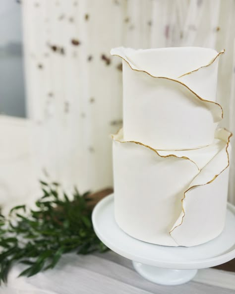 Simple, yet sophisticated white anx gold wedding cake by @sugarflourcc Wedding Cake Green White, Small White Wedding Cake, Melody Cake, Cake Engagement, White And Gold Wedding Cake, Wedding Cake Ribbon, Butterfly Birthday Cakes, Green Wedding Cake, Green Themed Wedding