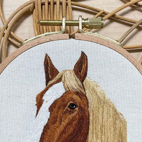 Horse Hand Embroidery, Horse Embroidery Designs, Embroidery Horse, Farm Embroidery, Crochet Stitches Symbols, First Horse, Embroidered Animals, Horse Embroidery, Colorado House