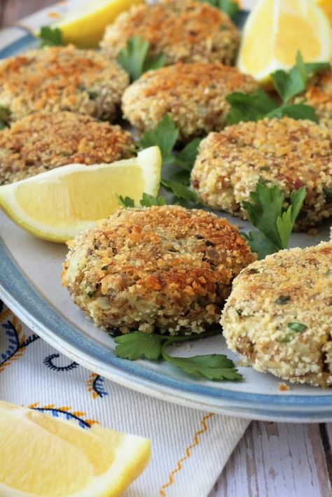 Baked tuna potato patties with garlic aioli are an excellent way to turn basic pantry staples into a delicious complete meal. These mashed potatoes and tuna patties are coated with panko to give them a crispy exterior and best of all they're baked, not fried! Canned Tuna Patties, Mangia Bedda, Tuna Potato, Baked Tuna, Tuna Fish Cakes, Tuna Bake, Mashed Potato Patties, Tuna Patties, Grilled Tuna