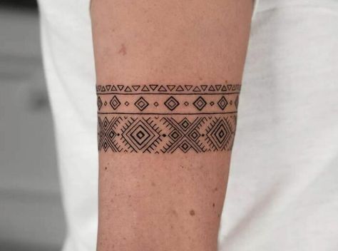 Feminine Armband Armband Tattoo Traditional, Boho Arm Band Tattoo, Legband Tattoo Women, Dainty Arm Band Tattoos For Women, Lace Arm Band Tattoo, Feminine Armband Tattoo, Ornamental Armband Tattoo, Ornamental Arm Band Tattoo, Arm Tattoo Bracelet