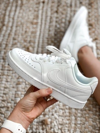 Nike White Sneakers Outfit, White Nike Shoes Outfit Casual, White Nikes Outfit, Nike White Shoes Women, White Nikes Women, College Shoes Women, White Nike Shoes Womens, Women White Shoes, Nike Tennis Shoes Outfit