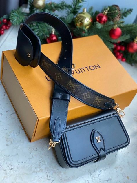 Sac Louis Vuitton, Trendy Purses, My Style Bags, Luxury Bags Collection, Handbag Essentials, Girly Bags, Cute Handbags, Luxury Purses, Fancy Bags