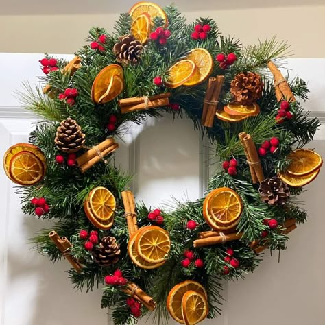 Xmas Wreaths Diy, Wreath Decorating Ideas, Dekoratívne Vence, Natural Christmas Decor, Orange Christmas, Xmas Wreaths, Christmas Crafts Decorations, Christmas Mood, Christmas Wreaths Diy