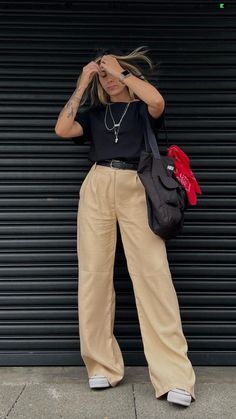 Casual Event Outfit Fall, Work Outfits Street Style, Khaki Trousers Outfit Women Casual, Graphic Designer Outfit Work, Wide Leg Alfaiataria, Boho Classy Outfits, Khaki Trouser Outfit Women, Cool Teacher Outfits Street Styles, Tshirt Office Outfit