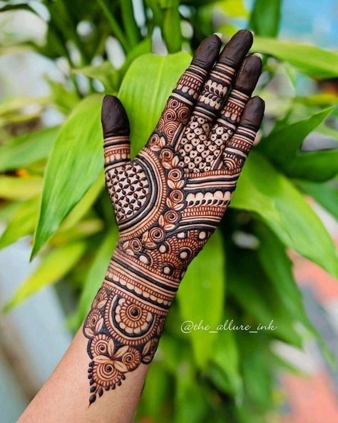 Right Hand Mehndi Design, Front Mehndi, Palm Mehndi, Beautiful Simple Mehndi Design, Mehandi Designs Easy, Front Mehndi Design, Palm Mehndi Design, Simple Mehendi Designs, Legs Mehndi Design