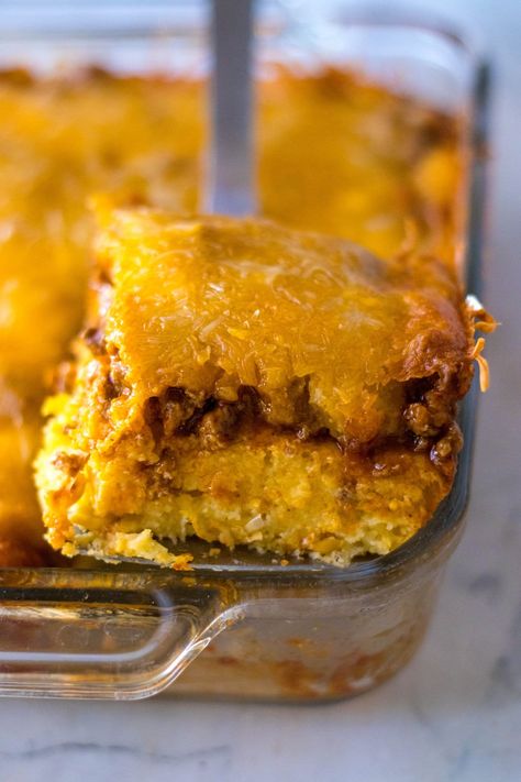 Im always looking for a filling and delicious recipe for dinner or to feed my large family. This dish takes it to a whole new level with flavor, so it is a must-have. This Tamale Casserole is a moist layer of cornbread topped with seasoned ground beef with enchilada sauce. Tamale Pie With Jiffy Cornbread, Beef Tamale Casserole, Beef Enchilada Sauce, Beef Tamale Pie, Cornbread Crust, Enchilada Pie, Mexican Cornbread Casserole, Tamale Casserole, Beef Tamales