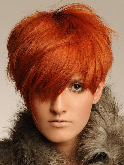 Rot kurz, ungewöhnlich: Diese Kurzhaarfrisur besticht durch das extravagante Styling des üppigen Ponys. #frisuren #damen #rot #kurz #fransig Short Red Hair, Beautiful Hair Color, Cut Her Hair, Glam Hair, Haircut And Color, Short Hair Styles Easy, Red Hair Color, Hair Pictures, Love Hair