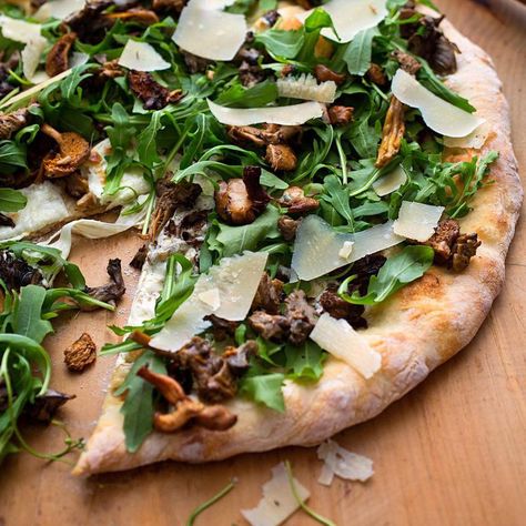 Wild Mushroom Pizza with Arugula & Pecorino Wild Mushroom Pizza, Arugula Pizza, 200 Calorie, 200 Calorie Meals, Healthy Pizza Recipes, Mushroom Pizza, Pecorino Romano, Pecorino Cheese, Vegetarian Diet Plan