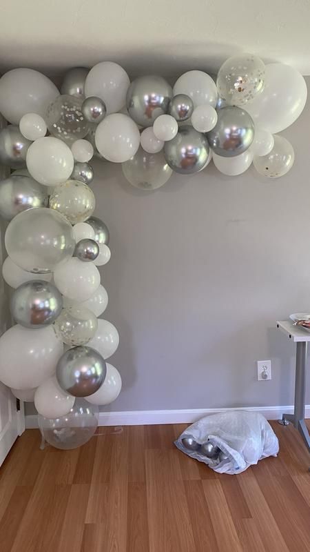 21st Silver Theme, Balloon Garland Birthday Decoration, Birthday White Decorations, Silver White Birthday Theme, Silver White Balloon Decor, Cool Balloon Decorations, Silver Chrome Balloons Decorations, Birthday Decorations White And Silver, White And Silver Bday Decor