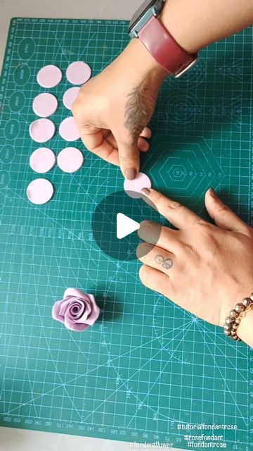 Easy Fondant Roses Tutorial, Fondant Roses Easy, Fondant Rose Tutorial, Easy Fondant, Clay Roses, Fondant Rose, Rose Tutorial, Fondant Tutorial, Fondant Decorations