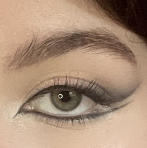 a duel winged smokey eye Sixties Eye Makeup, Priscilla Presley Makeup Style, Vintage Siren Makeup, Vintage 60s Makeup, Vintage Cat Eye Makeup, 70s Hooded Eye Makeup, Hooded Eye 60s Makeup, Priscilla Presley 60s Makeup, 60s Make Up Hooded Eyes