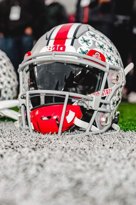 Ohio State Football Wallpaper, Ohio State Helmet, Ohio State Wallpaper, Lebron James Wallpapers, Ohio Buckeyes, Nfl Football Pictures, Buckeye Nation, Uniform Ideas, Ohio State Buckeyes Football