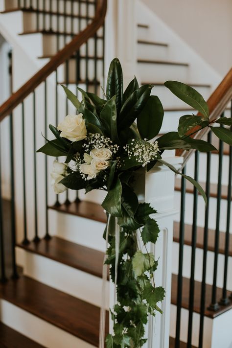 Brides Home Decoration Wedding, Brides Home Decoration, Diy Wedding Stairs Decor, Stair Railing Decorating Ideas Wedding, Doorway Wedding Decor, Brides House Decoration, Bride Home Decoration Wedding, Stair Railing Flowers Wedding, Staircase Floral Arrangement