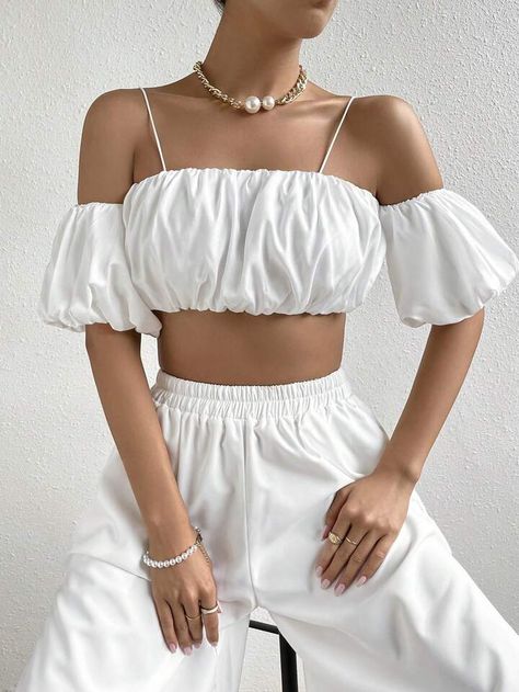 SHEIN Privé Top crop de hombros descubiertos de manga farol | SHEIN Crop Top Blanco, Shoulder Puff Sleeve, Puff Sleeve Crop Top, Shein Outfits, Crop Top Outfits, Cropped Tops, Fantasy Dress, Top Crop, White Crop Top