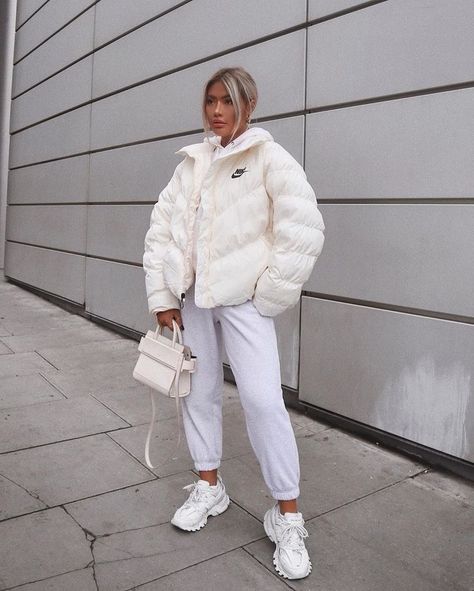 Follow @virtualcloset for more! 👯‍♀️ Sweatpants Outfit, 90's Fashion, Winter Mode, Looks Street Style, Outfit Trends, Topshop Outfit, Casual Winter Outfits, Looks Style, Winter Fashion Outfits