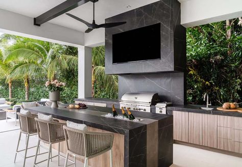 Tour this stunning California modern style home in Boca Raton, Florida Beach House Getaway, Luxury Outdoor Kitchen, Sophisticated Bedroom, California Modern, Boca Raton Florida, Coastal Contemporary, Modern Style Homes, Inviting Home, White Desks