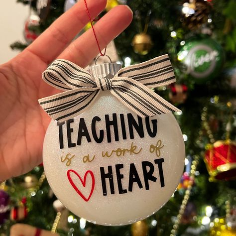 A gift that your kid’s teacher will cherish forever ❤️ #teacher #teachergifts #christmas #christmastree #christmasornament #blackbirdstudio Easy Diy Teacher Christmas Gifts Craft Ideas, Homemade Teacher Ornaments, Co Worker Ornaments, Diy Christmas Ornaments For Teachers, Teacher Ornaments Diy Vinyl, Diy Teacher Ornaments, Diy Teacher Christmas Gifts, Teacher Holiday Gifts, Unique Teachers Gift