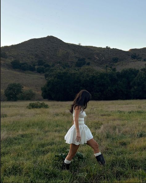 Farm Trip Outfit, Countryside Photoshoot Ideas, Cotswold Photoshoot, Broad Back Women, Farm Clothes Aesthetic, Countryside Outfit Summer, Countryside Aesthetic Outfit, Cottage Photoshoot, Open Field Photoshoot