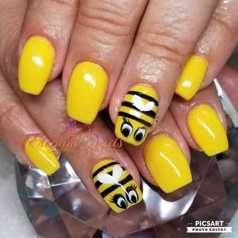 Bubble Bee Nails, Yellow Bumble Bee Nails, Bumblebee Nail Art, Bee Themed Nails, Bee Nails Acrylic, Bumble Bee Nails Design, Yellow Bee Nails, Bee Nails Design, Honey Bee Nails