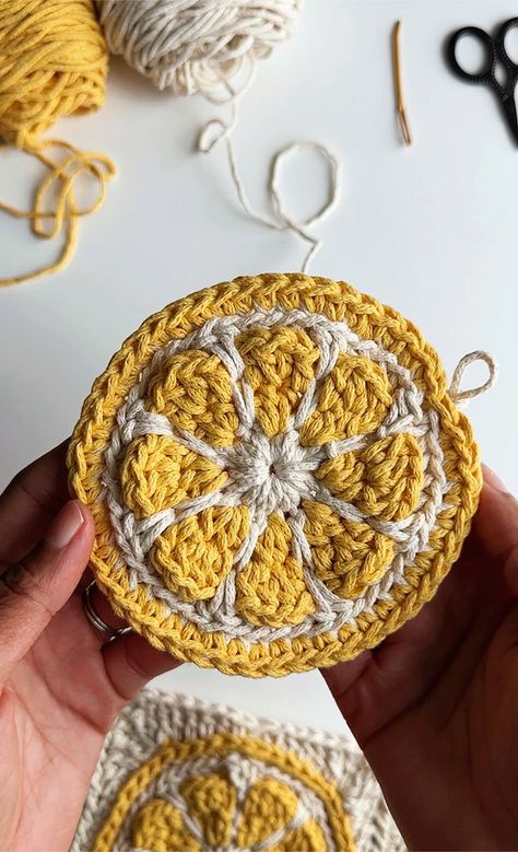 CROCHET CITRUS SQUARE + BAG TUTORIAL Coaster Patterns, Tote Crochet, Crochet Idea, Yellow Crochet, Crochet Dishcloth, Crochet Coaster, Creative Crochet, Crochet Business, Crochet Design Pattern