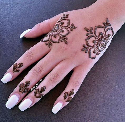 Eid Henna Designs Simple Palm, Mendhi Designs For Small Hands, Cute Henna Designs Fingers, Simple Small Mehndi Designs, Small Mehndi Designs Palm, Elegant Henna Designs Simple, Small Mehendi Designs Modern, Simple Palm Henna, Small Mehndi Design