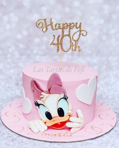 𝐿𝑎𝑠 𝑡𝑎𝑟𝑡𝑎𝑠 𝑑𝑒 𝐹𝑒𝑓𝑖 on Instagram: “Tarta Daisy . . . #tartadaisy #daisyduck #disney #tartastematicasfondant #daisybaby #cakebaby #daisy #babycakes #childrencakes #sugarart…” 40 Days Cake Baby, Daisy Party Theme, Daisy Duck Cake, Donald Duck Cake, Pata Daisy, Minnie Y Daisy, Daisy Cake, Stitch Cake, Duck Cake