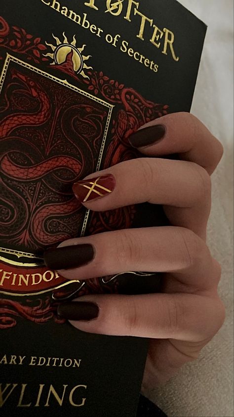 Easy Harry Potter Nail Designs, Regulus Black Inspired Nails, Harry Potter Gryffindor Nails, Gryffindor Nail Art, Harry Potter Nails Gryffindor, Gryffindor Nails, Harry Potter Nails Designs, Potter Nails, Harry Potter Nails