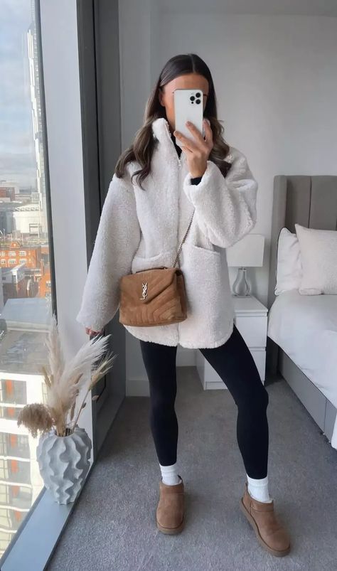 Ysl Loulou Bag, White Teddy Coat, Stylish Leggings Outfit, Black Leggings Outfits, Leggings Outfit For Work, Outfit Ugg, Ugg Mini Boots, Uggs Outfits, Stile Blair Waldorf