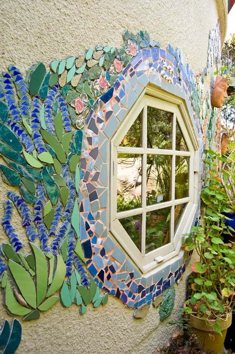 Pretty DIY Outdoor Mosaic Window Frame #diy #garden #mosaic #backyard #decorhomeideas زجاج ملون, Mosaic Madness, Mosaic Stained, Mosaic Decor, Earthship, Mosaic Garden, Mosaic Diy, Mosaic Projects, Plants And Flowers