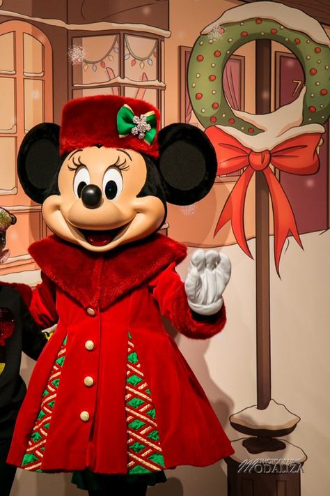 Minnie disney noel disneyland paris xmas mickey 90 ans parc blog maman blogueuse by modaliza photo-0890 Paris Tumblr, Disneyland Characters, Winter Costume, Disneyland Pins, Minnie Mouse Pictures, Mouse Pictures, Disney World Pictures, Disney World Characters, Kenny Chesney