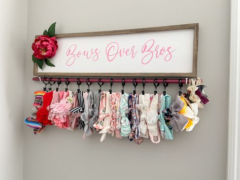 Easy DIY bow organizer to display all the cute bows! Hairbow Holder Ideas, Boutique Bow Display, Diy Bow Hanger, Diy Bow Holder Headband Storage, Diy Bow Organizer, Bow Storage Ideas, Bow Holder Ideas, Baby Headband Storage, Bow Holder Diy